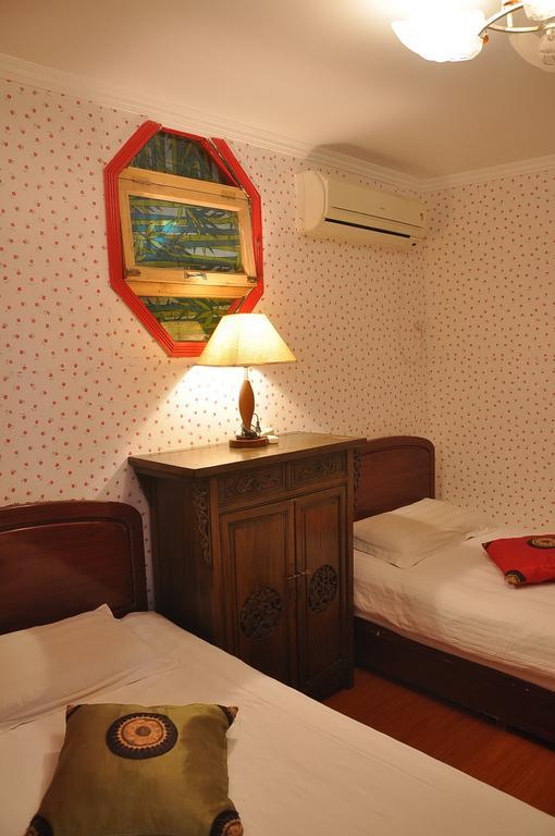 Red Lantern House Hostel *