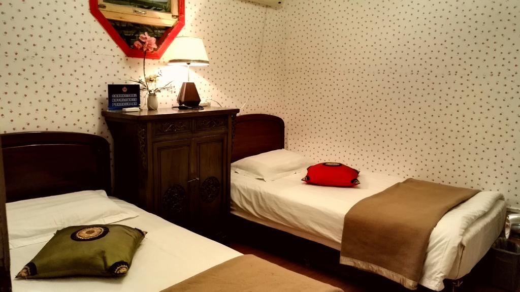 Red Lantern House Hostel *
